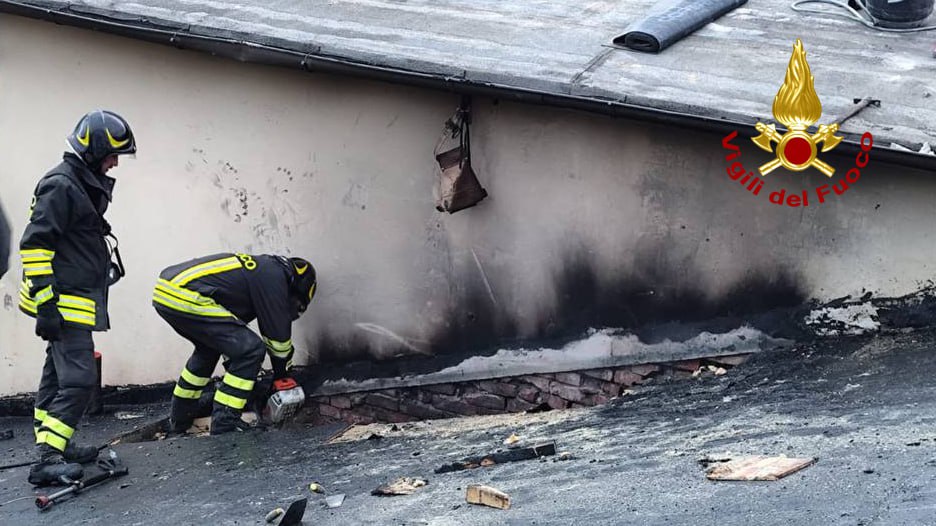 In Fiamme Nella Notte Il Tetto In Legno Di Un Edificio In