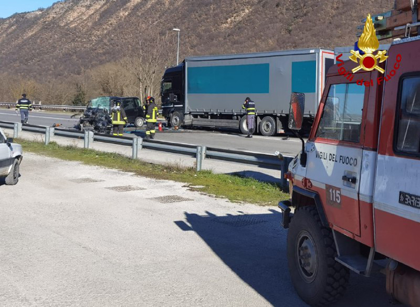 Automobilista Perde La Vita Nello Scontro Frontale Con Un Camion ...