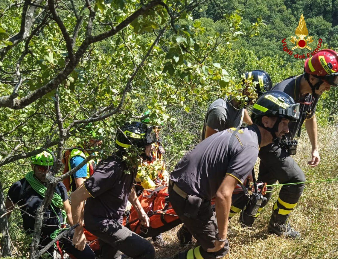 Colta Da Malore Lungo Un Sentiero Una Donna Soccorsa Dai Vigili Del Fuoco Laltrogiornale