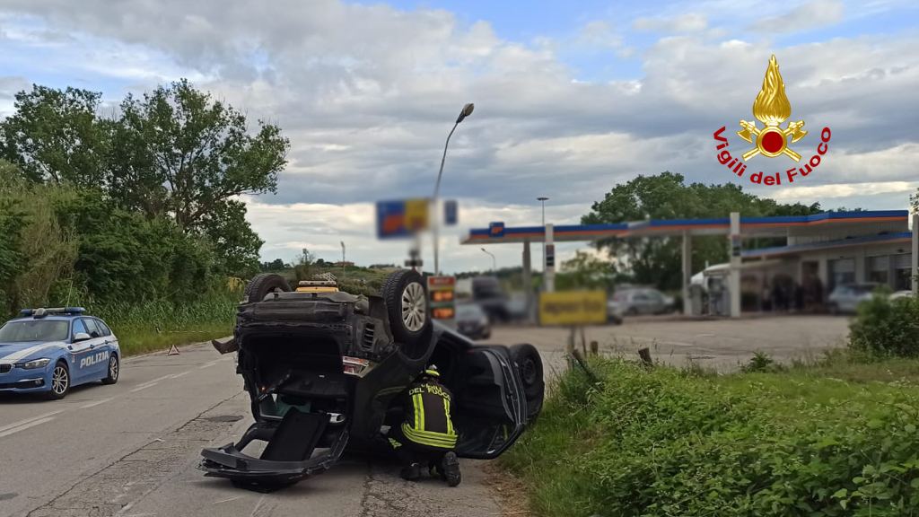 Violento Scontro Alla Periferia Di Ancona Tra Unauto E Due Furgoni Laltrogiornale